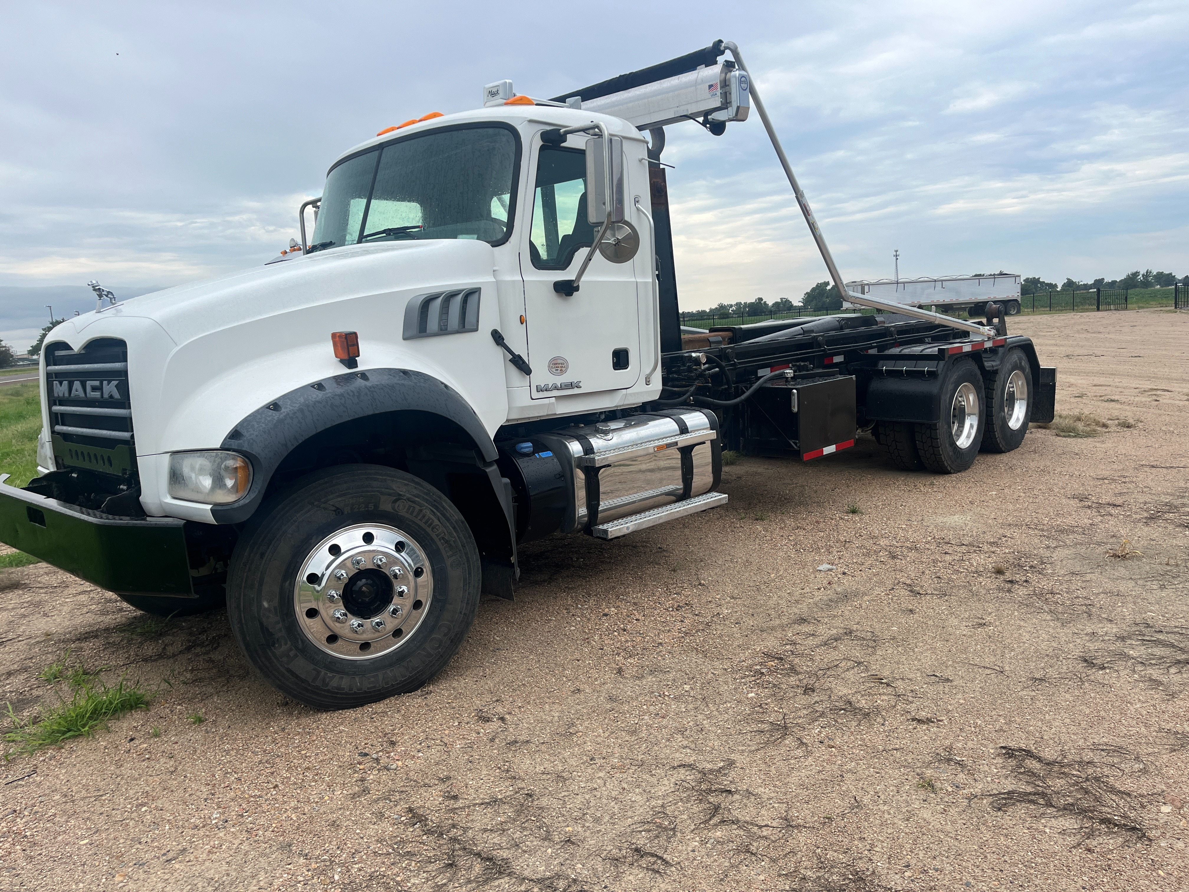 2014 MACK  GRANITE ROLLOFF